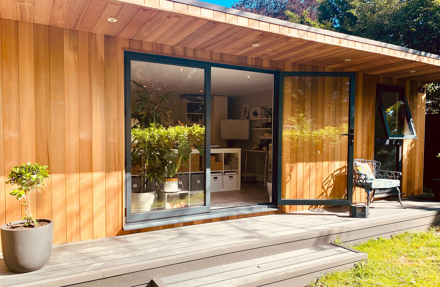 We’ve now been in the new garden studio for a few months now and so I thought it’d be a good time to write a blog on the details, from who we used, to how long it took and how we decided on the interior of it.